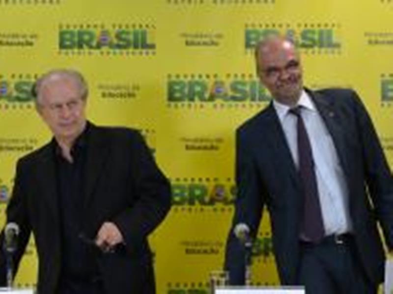 Ministro da Educação, Renato Janine Ribeiro, divulgou balanço do primeiro semestre de 2015 do Fies, ao lado do secretário executivo do MEC, Luiz Cláudio Costa - Wilson Dias/Agência Brasil