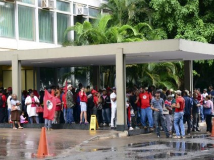 Brasília - Os manifestantes dizem que só vão deixar o local, depois que forem recebidos por alguém do primeiro escalão do Ministério da Fazenda - José Cruz/Agência Brasil