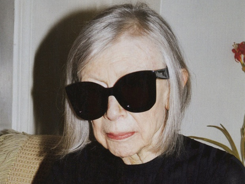 Escritora Joan Didion, 80 anos, fazendo carão na campanha da grife Céline - Divulgação Escritora Joan Didion, 80 anos, fazendo carão na campanha da grife Céline - Divulgação
