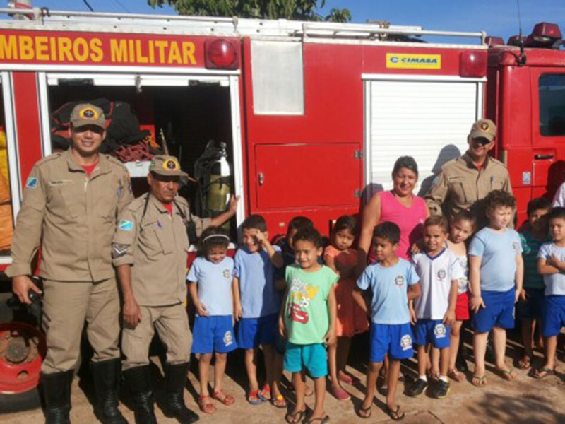 Corpo de Bombeiros junto com os alunos em uma das escolas do município  - Divulgação/CBMMS