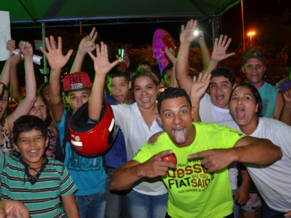 Torcida permaneceu na praça para comemorar com Julio - Claudio Pereira