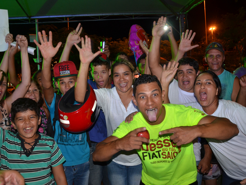 Torcida permaneceu na praça para comemorar com Julio - Claudio Pereira Torcida permaneceu na praça para comemorar com Julio - Claudio Pereira
