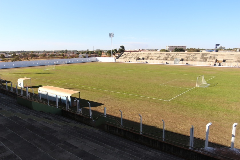 Campo do estádio Madrugadão foi adaptado para receber os jogos; oito equipes estão inscritas - Hugo Leal/JPNEWS