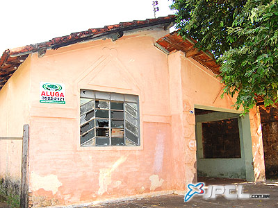 Casa no bairro Lapa, colocada em aluguel, está sendo destruída por vandalos -