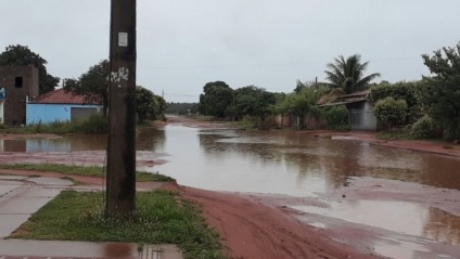 Moradora do Jardim Oiti registra rua alagada; cruzamento dá acesso ao Cras Amélia Jorge de Oliveira - Reprodução/Arquivo Pessoal