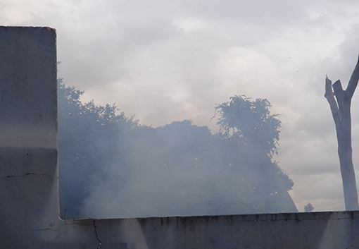 A PM foi chamada por vizinhos após se incomodarem com o fogo vindo do quintal do borracheiro - Foto/Reprodução