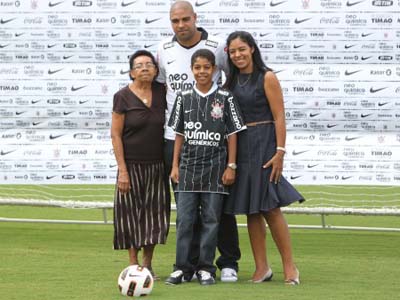 Adriano disse que fotos com a fmília não rendem comentários, por isso a imprensa despreza - Adriano disse que fotos com a fmília não rendem comentários, por isso a imprensa despreza -