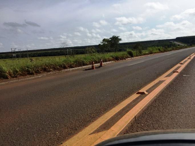 Cones foram colocados em pista para sinalizar buracos na BR-158 - Arquivo Pessoal/Thiago Sumi