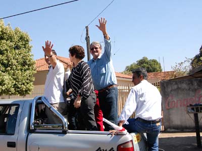 Zeca realiza carreata pelas principais ruas da cidade e cumprimenta populares -