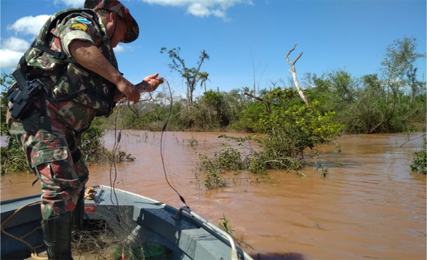 Policiais apreenderam um barco, um motor de popa, 3 kg de pescado e quatro redes de pesca, 23 anzóis de galho - Divulgação/PMA