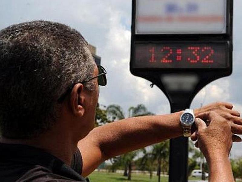 Os relógios devem ser atrasados em uma hora no próximo domingo - Agência Brasil