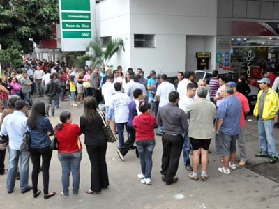 Preço reduzido da gasolina atrai centenas de clientes a posto em Campo Grande -