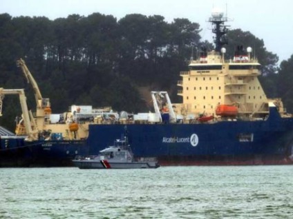 Navio, com peças e restos mortais das vítimas da queda do voo 447 da Air France, atraca em Bayonne -