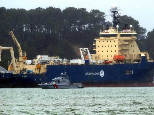 Navio, com peças e restos mortais das vítimas da queda do voo 447 da Air France, atraca em Bayonne -