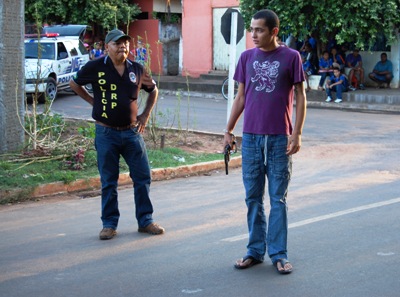 Na reconstituição coordenada pela polícia, Gustavo mostra como agiu no dia do crime -