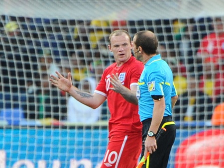 O atacante Rooney mostra ao assistente o quanto a bola entrou no gol - O atacante Rooney mostra ao assistente o quanto a bola entrou no gol -