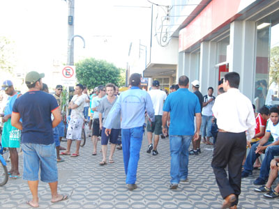 Policiais circulam sem identificação em meio à população para investigar -
