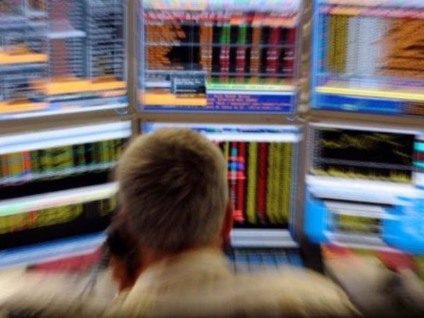 Operador observa monitores nesta quinta em escritório de investimentos na França -