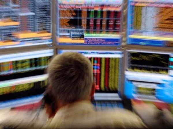 Operador observa monitores nesta quinta em escritório de investimentos na França -