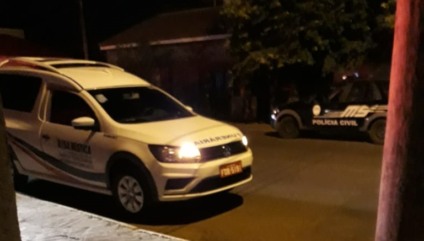 Ao se levantar foi até a mesa, pegou uma faca e entrou em luta corporal com o filho, onde ela desferiu alguns golpes de faca - JPNEWS Ao se levantar foi até a mesa, pegou uma faca e entrou em luta corporal com o filho, onde ela desferiu alguns golpes de faca - JPNEWS