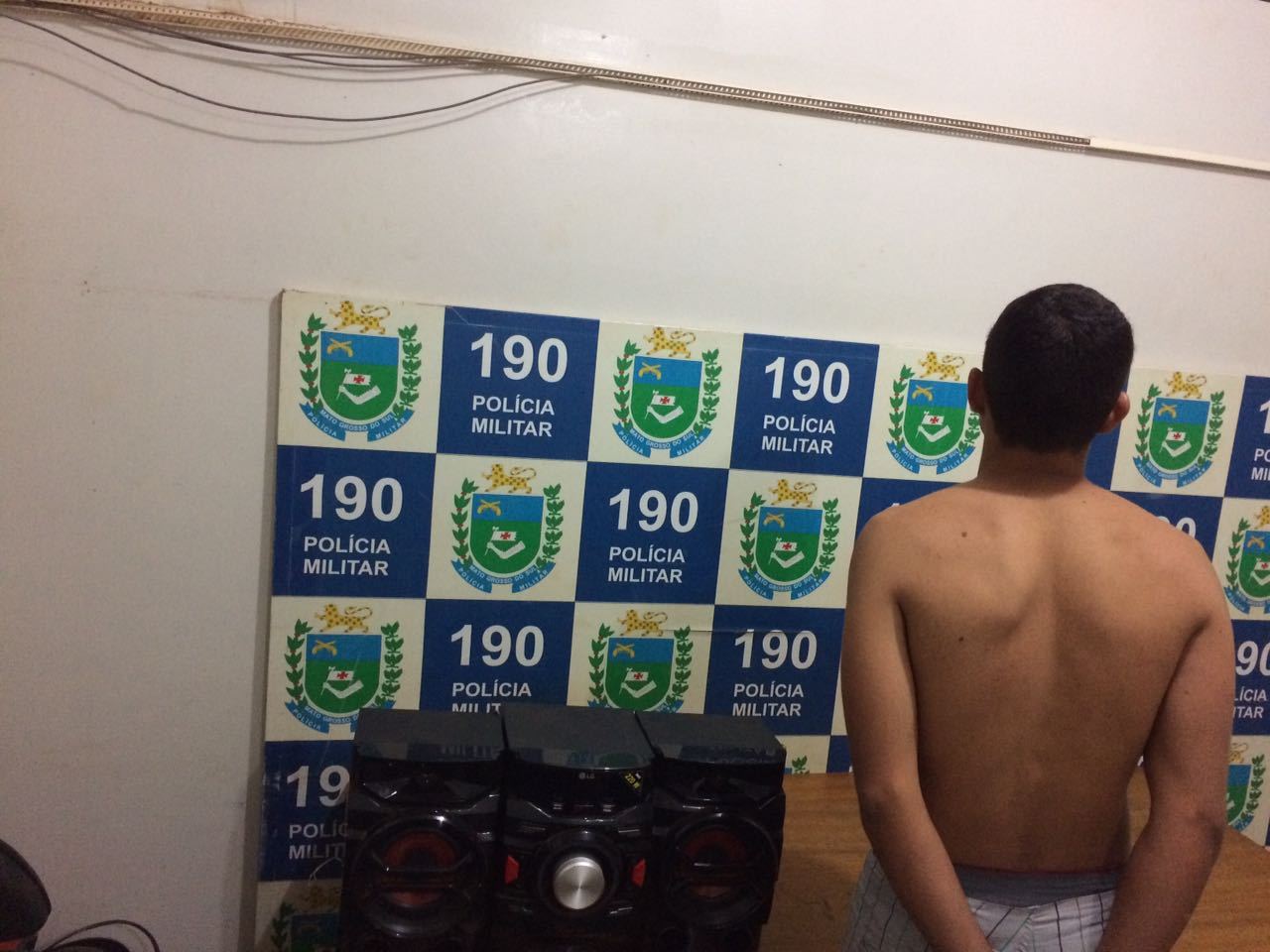 Foi pedido ao morador, um jovem de 21 anos, que abaixasse o volume e permanecesse do lado do portão da residência, momento esse que o mesmo tentou correr para o interior do imóvel - Foto/PMMS