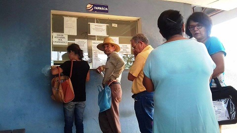 Moradores formam fila para retirar remédios em farmácia municipal; muitos vão ao Ministério Público - Ana Cristina Santos/JP