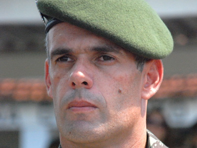 ?É uma grande tristeza ver um país em tal desordem social?, comentou major Sérgio Oliveira -