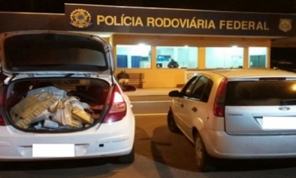Carros apreendidos com suspeitos por tráfico na rodovia BR-262 - Divulgação/PRF Carros apreendidos com suspeitos por tráfico na rodovia BR-262 - Divulgação/PRF