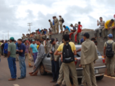 Trabalhadores em frente a Eldorado Brasil, na BR-158 -