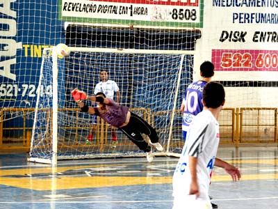 Goleiro Bruno defendeu três tiros dos 10 metros - Goleiro Bruno defendeu três tiros dos 10 metros -