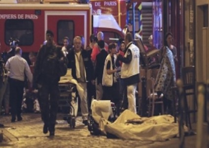 Policiais e médicos socorrem vítimas do ataque, na casa clássica Bataclan - Reprodução/W3TV Policiais e médicos socorrem vítimas do ataque, na casa clássica Bataclan - Reprodução/W3TV