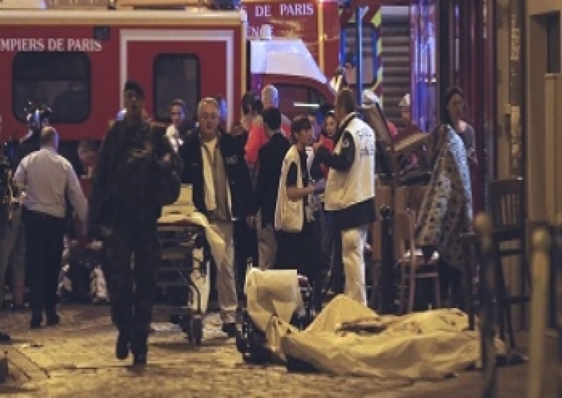 Policiais e médicos socorrem vítimas do ataque, na casa clássica Bataclan - Reprodução/W3TV Policiais e médicos socorrem vítimas do ataque, na casa clássica Bataclan - Reprodução/W3TV