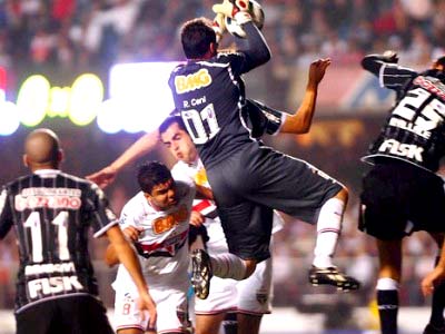 Rocério Ceni sai para impedir que o cruzamento chegue aos corintianos - Rocério Ceni sai para impedir que o cruzamento chegue aos corintianos -