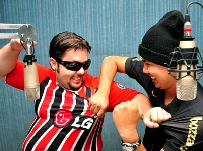 Programa ?Com a Bola Toda? é apresentado por Caio Andrade (dir.) e Rafael Rossi - Programa ?Com a Bola Toda? é apresentado por Caio Andrade (dir.) e Rafael Rossi -