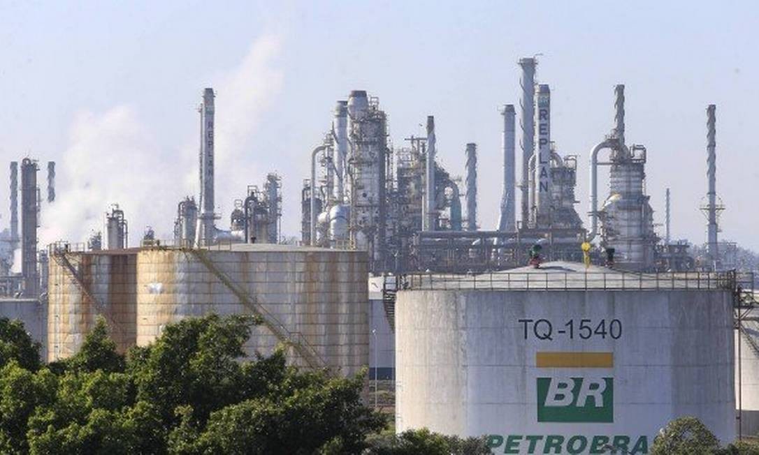 Combustível já chegou a custar menos de R$ 1 real por litro nas refinarias neste ano - Reprodução/O Globo
