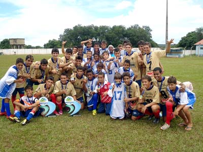 -12 e sub-16 comemoram o título com as medalhas e troféus -