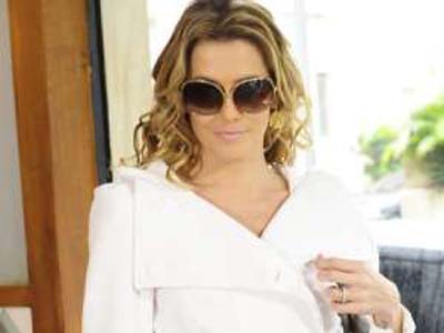 Revoltada com a humilhação, Natalie vai até a cadeia contar a Cortez o que o filho aprontou com ela -