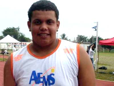 Abner é atleta do arremesso de peso -