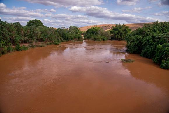 Passagem da lama pelo Rio Doce, devido ao rompimento de barragens em Mariana, causa desastre ambiental em Governador Valadares (MG) - Leonardo Merçon/Instituto Últimos Refúgios/Divulgação