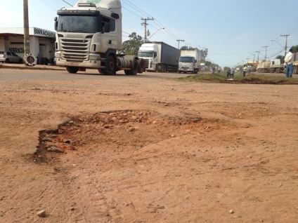 Avenida Ponta Porã é alvo de reclamações por buracos e motivo parece ser o aumento do fluxo de caminhões - Beatriz Rodas/JP