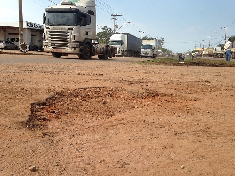Avenida Ponta Porã é alvo de reclamações por buracos e motivo parece ser o aumento do fluxo de caminhões - Beatriz Rodas/JP