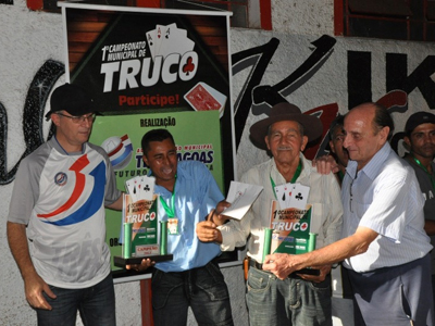 Campeões recebem os troféus após a decisão do torneio -