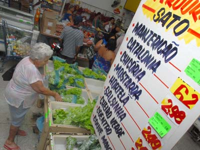 No setor de hortifruti, o único produto disponibilizado é o alface - No setor de hortifruti, o único produto disponibilizado é o alface -