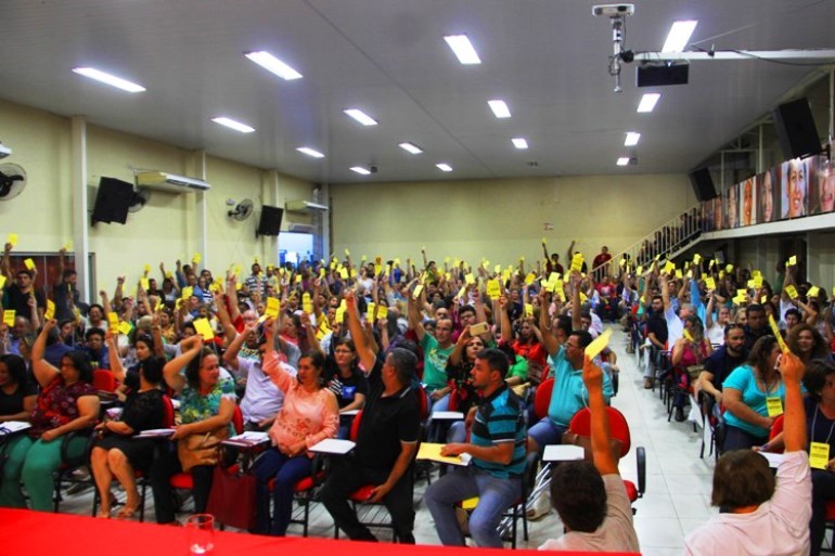 Em assembleia realizada nesta quarta-feira, trabalhadores em educação aceitaram proposta de reajuste