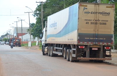 Trânsito de caminhões atrapalha o fluxo de veículos na região central -