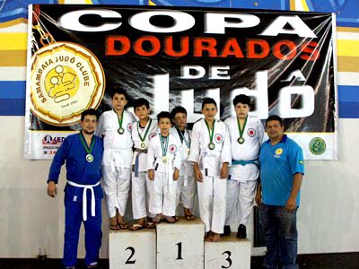 Ovídio (dir.) comemora com os alunos medalhistas -