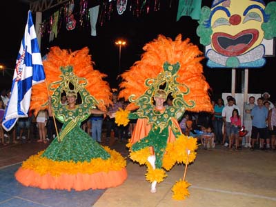 Nesse ano o Carnaval de rua ganhou mais um reforço, diferentemente dos anos anteriores, quando apenas uma escola de samba desfilava pela avenida -