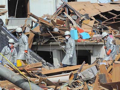 Juntos, o terremoto e o tsunami já deixaram mais de 5,4 mil mortos e dezenas de milhares de desaparecidos - Juntos, o terremoto e o tsunami já deixaram mais de 5,4 mil mortos e dezenas de milhares de desaparecidos -