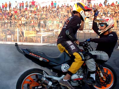 O wheeling caracteriza-se por manobras executadas sobre motos comuns -