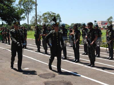 O capitão Naves passa em revista à tropa acompanhado do general Ferreira -